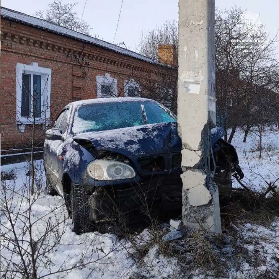 У Кропивницькому Daewoo в’їхав в електроопору (ФОТО)