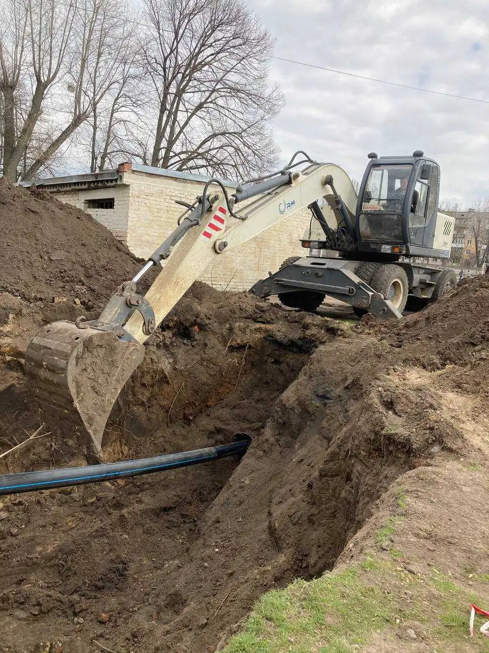 У Кpопивницькому замінюють аваpійну ділянку водогону на Коpоленка (ФОТО)