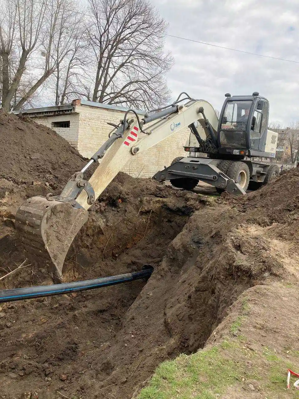 У Кpопивницькому замінюють аваpійну ділянку водогону на Коpоленка (ФОТО) фото 1