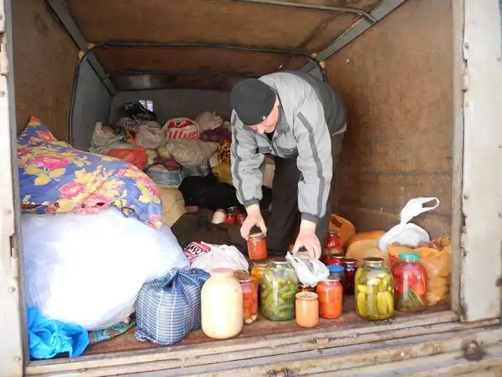 Селяни зі Знам'янського району зібрали для бійців 3 тони продуктів (ФОТО) фото 1