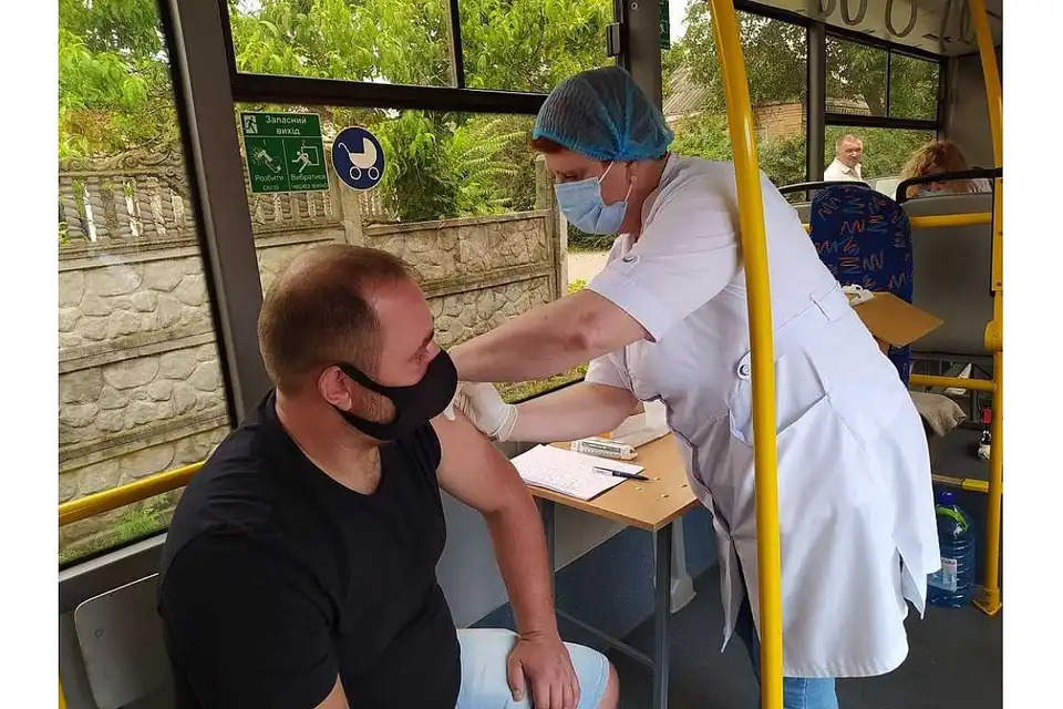Жителiв двох віддалених мікрорайонів вакцинували вiд COVID-19 у виїзних пунктах (ФОТО)