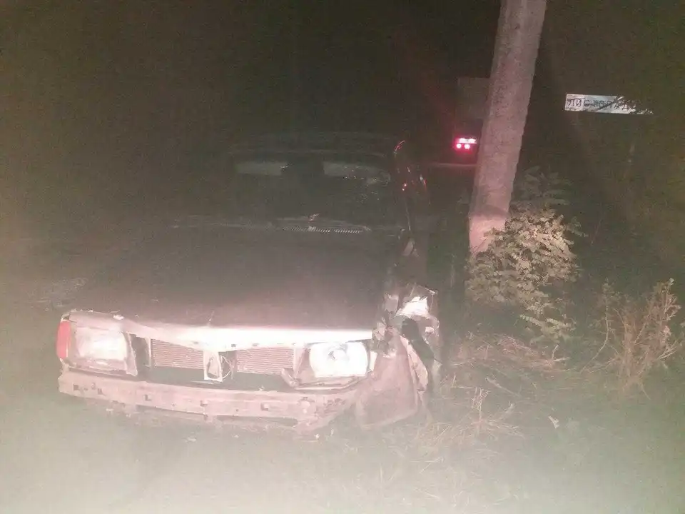 На Кіровоградщині водій врізався в електроопору й залишив місцевих жителів без світла (ФОТО)
