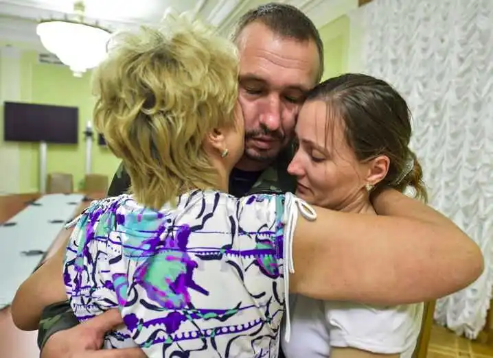 Звільнені спецпризначенці зустрілися зі своїми рідними (ФОТО) фото 9