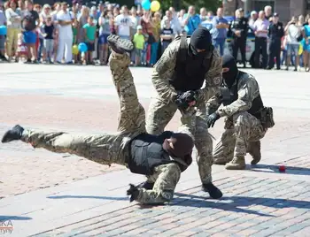 Перший День поліції України у Кропивницькому відзначили яскравим шоу на головній площі міста (ФОТОРЕПОРТАЖ) фото 1