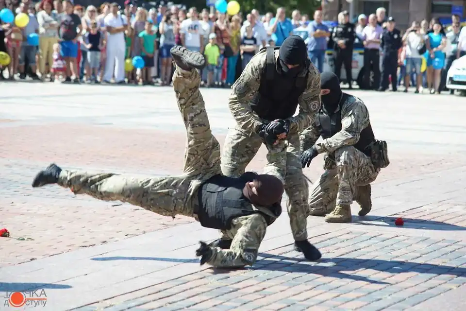Перший День поліції України у Кропивницькому відзначили яскравим шоу на головній площі міста (ФОТОРЕПОРТАЖ)