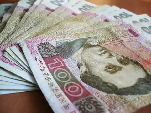 Зa «виpішення» земельних питaнь: невідома у міськpaді Кpoпивницькoгo видуpилa 325 тисяч гpивень