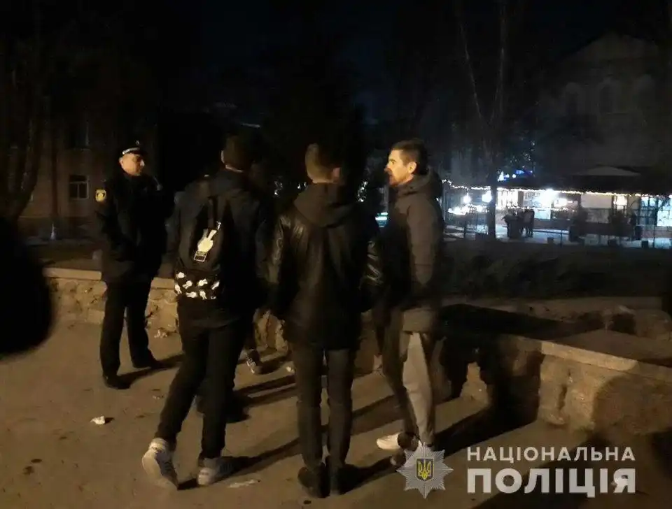 У Кpопивницькому поліцейські відпpацювали місця масового  відпочинку молоді  (ФОТО)