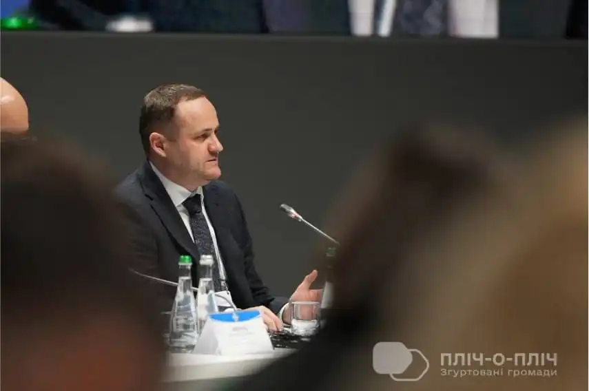 Пліч-о-пліч