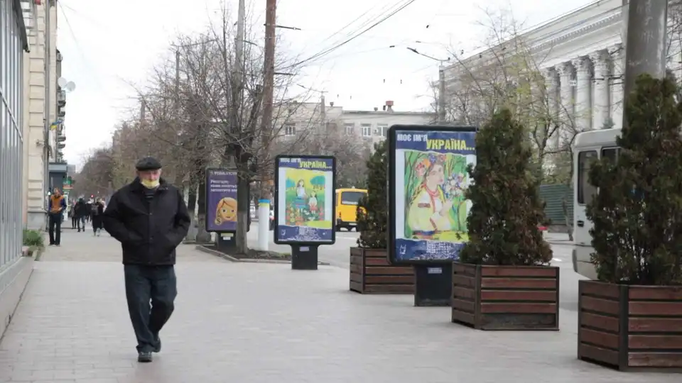 "Україна – це ти": у Кропивницькому замість реклами розміщують дитячі малюнки (ФОТО)
