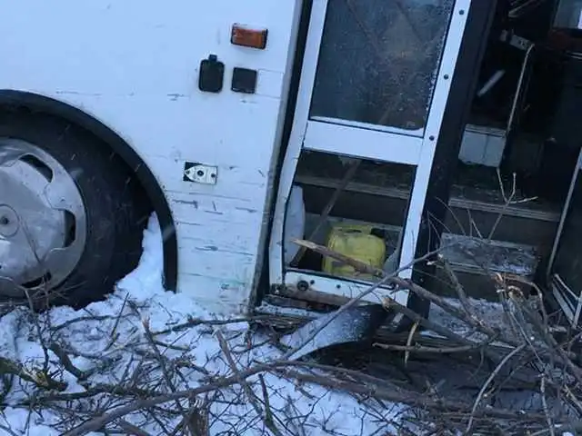 Під Кропивницьким врізався у ВАЗ та злетів у кювет пасажирський автобус (ФОТО)