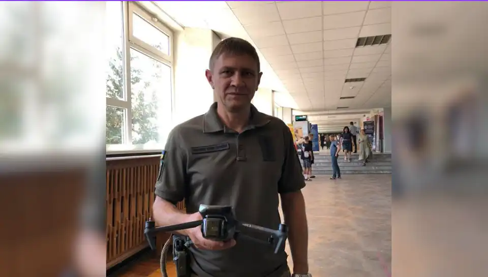 військовий з дроном