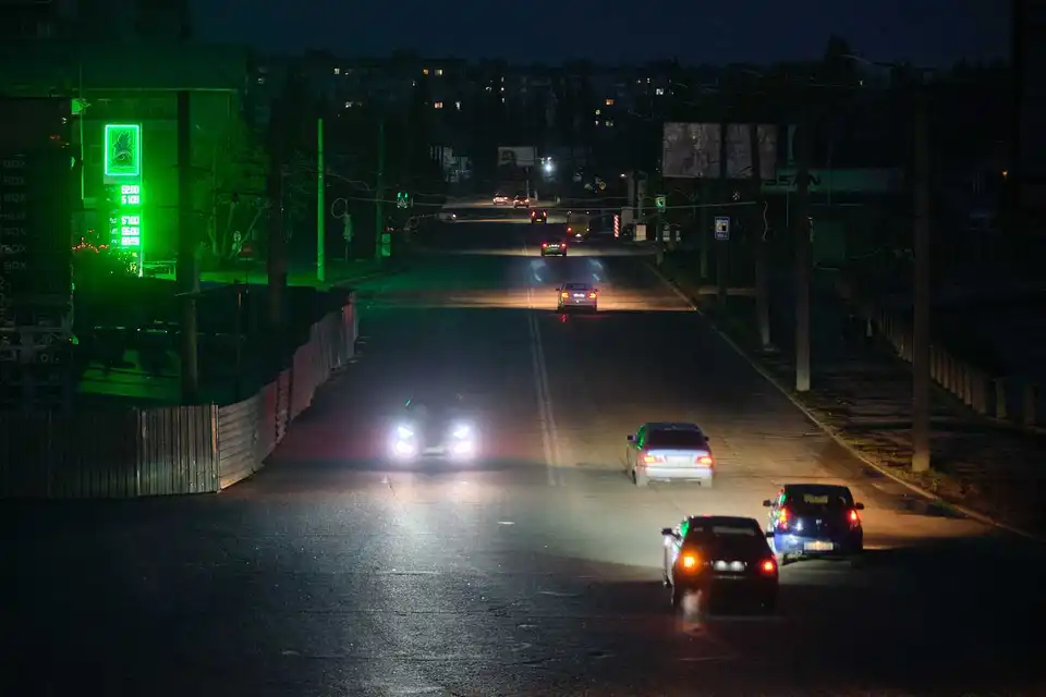 Місто у темряві: як живе Кропивницький у режимі економії електрики (ФОТОРЕПОРТАЖ) фото 13