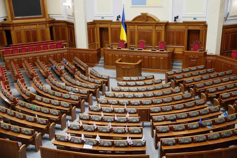 Верховна рада запровадила в Україні надзвичайний стан фото 1