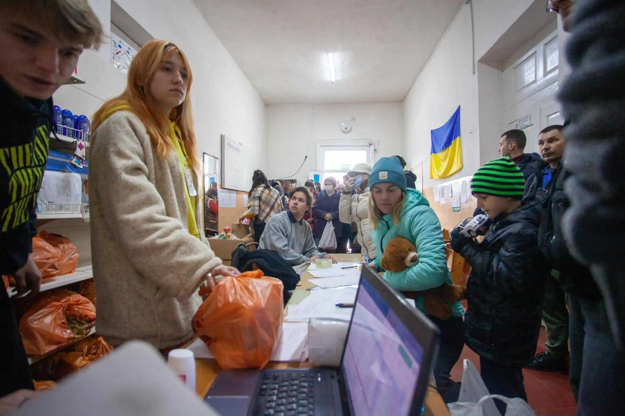 Волонтеры беженцы. Волонтёрские организации помогают беженцам. Волонтеры Украины.