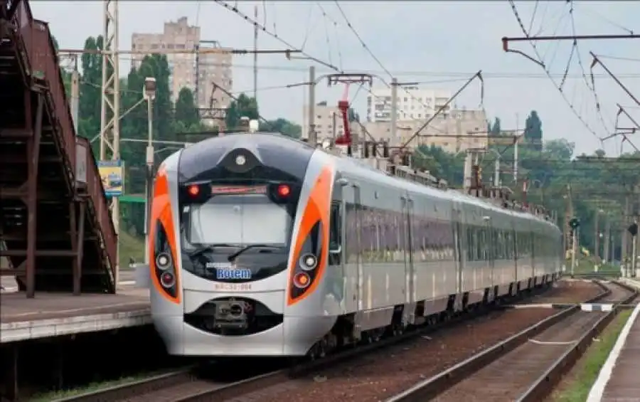 На Трійцю через Кіровоградщину пустять додаткові рейси поїздів (ГРАФІК) фото 1