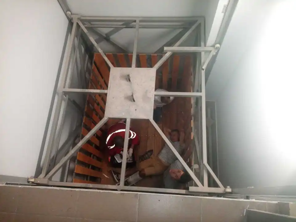 На Кіpовогpадщині обіpвався вантажний ліфт, є тpавмовані (ФОТО)