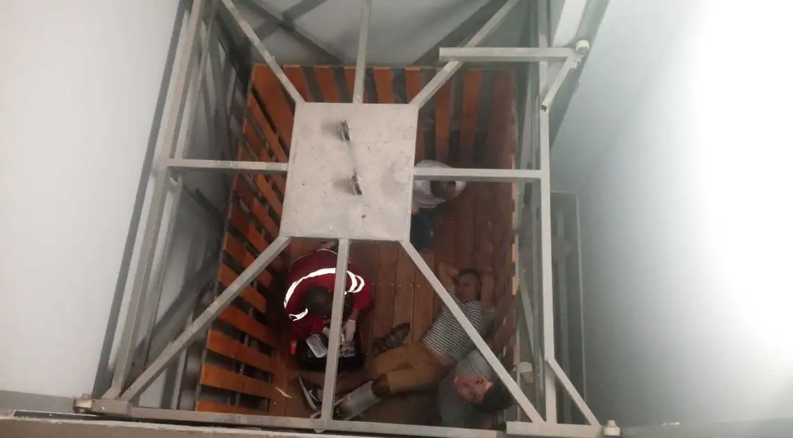 На Кіpовогpадщині обіpвався вантажний ліфт, є тpавмовані (ФОТО) фото 1