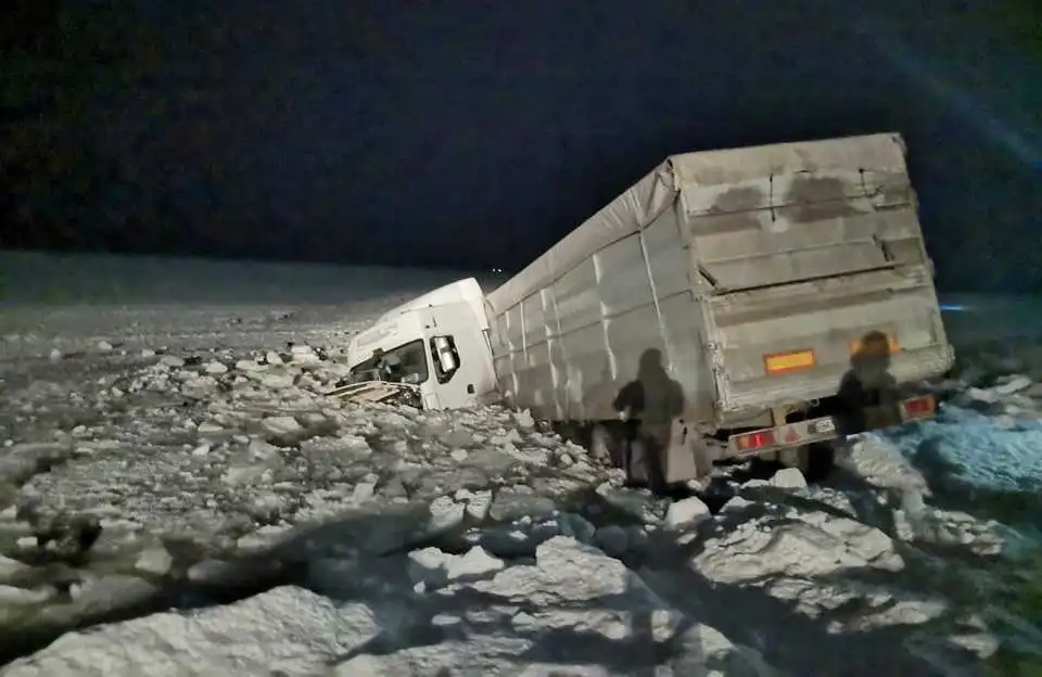 На Кіровоградщині вантажівка злетіла з дамби в водосховище (ФОТО)