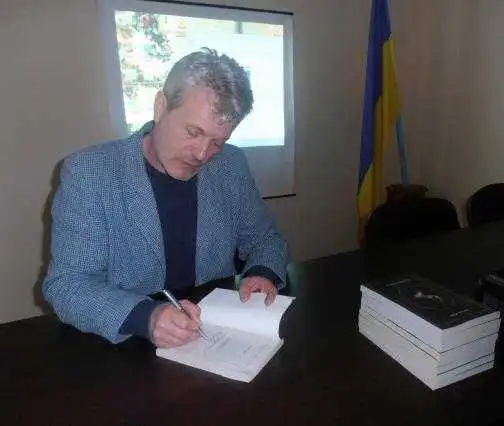 Претендент на Національну премію ім. Шевченка провів день у кіровоградському СІЗО фото 1