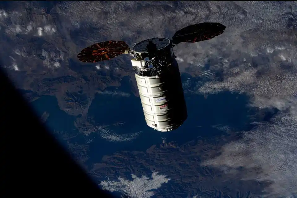 Космічний корабель з українським двигуном доставив на МКС їжу та спорядження (ФОТО)