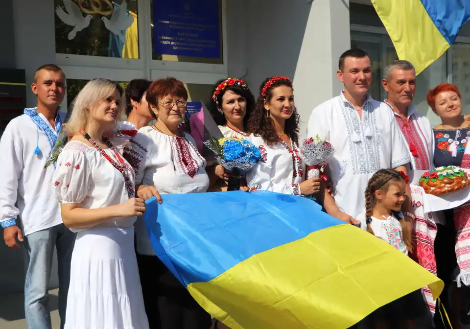 У Кропивницькому в День прапора молодята зареєстрували свої 14-річні стосунки (ФОТО) фото 1