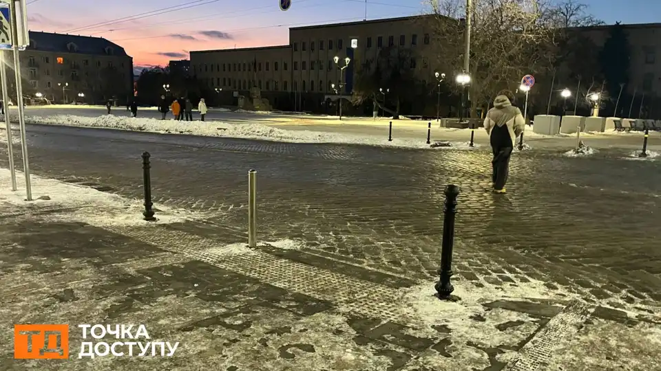 У центрі Кропивницького встановили стовпчики для обмеження заїзду автомобілів (ФОТО)