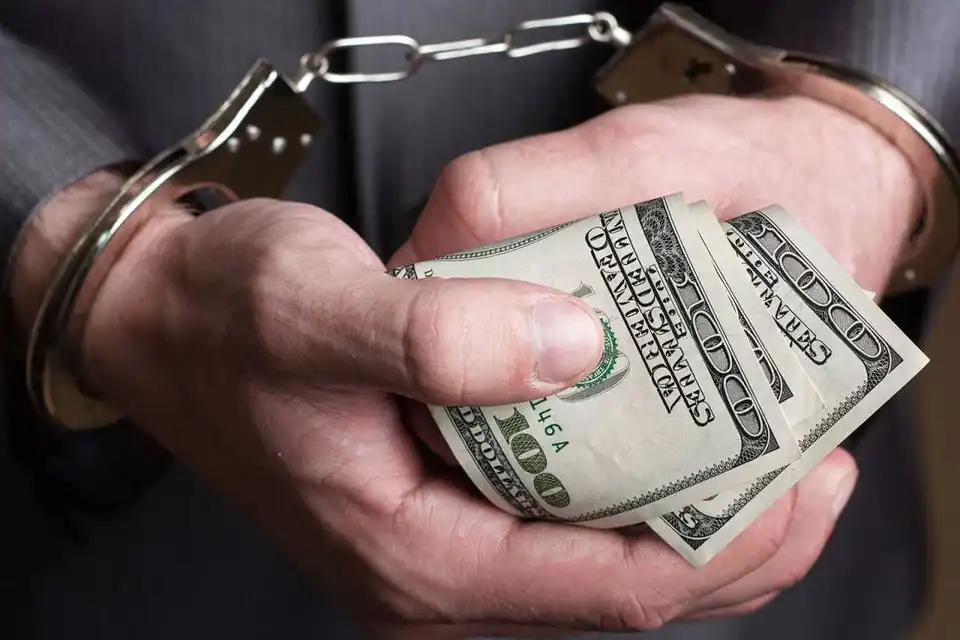 У Кропивницькому під час отримання $12000 затримали оперуповноваженого Нацполіції
