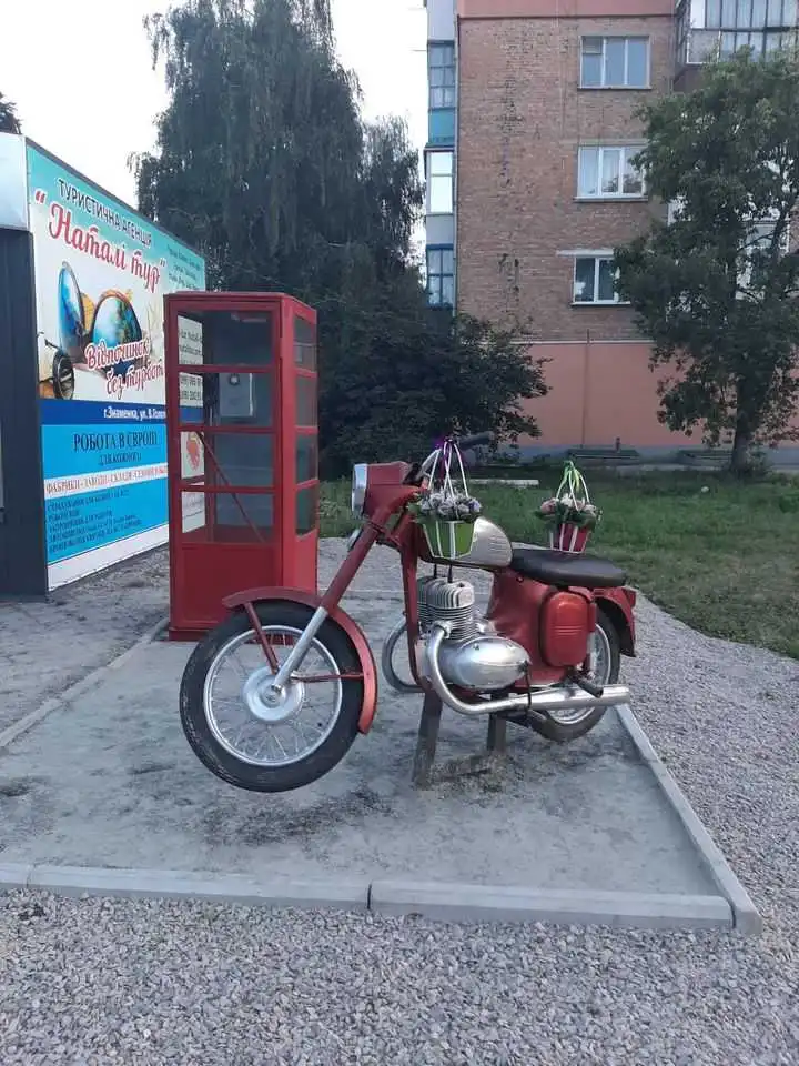 На Кіровоградщині встановили телефонну будку з таксофоном, яким майже пів століття (ФОТО)