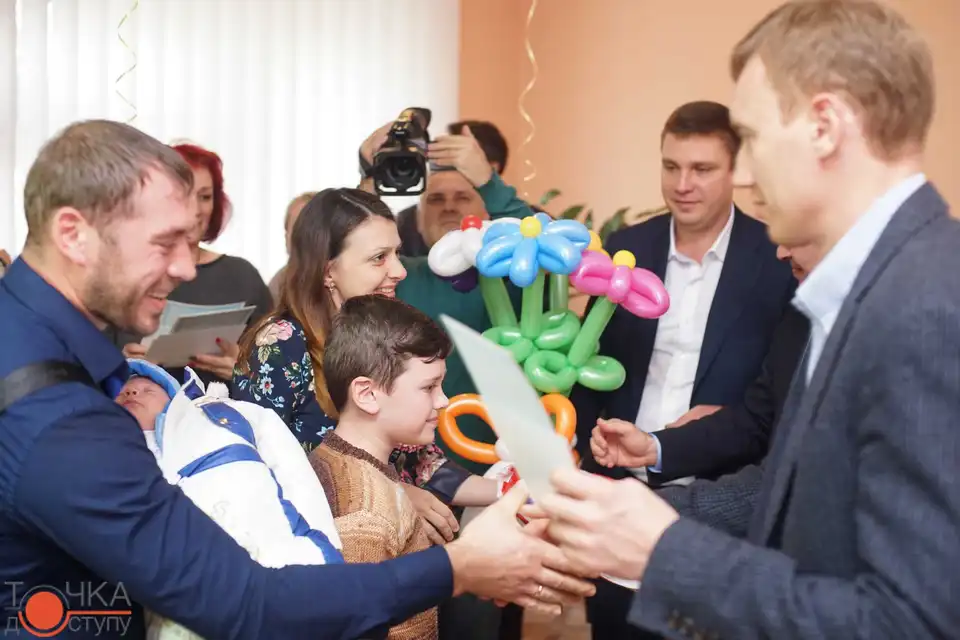 Заступник міністра юстиції у Кропивницькому вручив батькам у пологовому будинку свідоцтва про народження (ФОТОРЕПОРТАЖ) фото 1