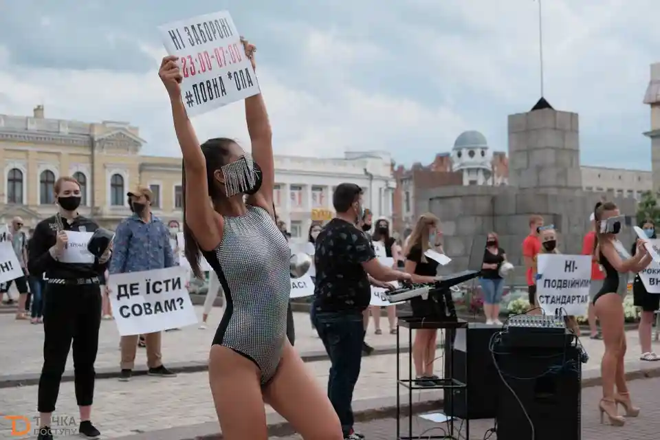 Стільці під ОДА та дівчата go-go: у Кропивницькому протестували ресторатори (ФОТОРЕПОРТАЖ)
