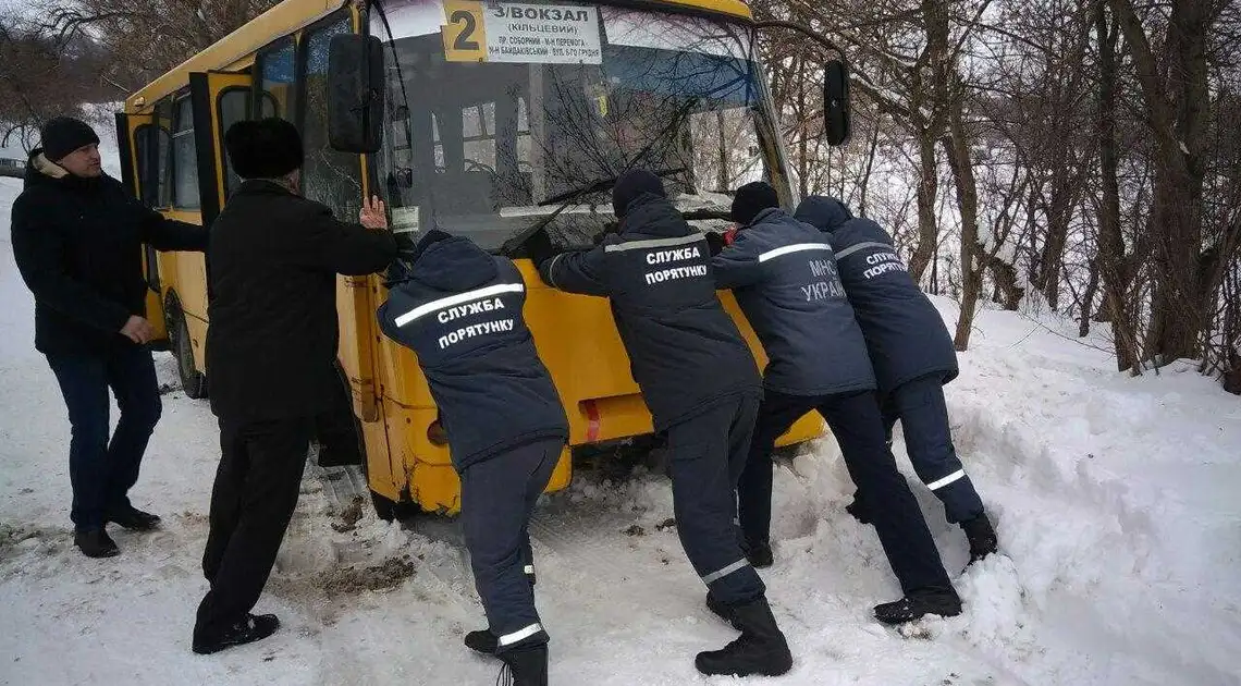 На Кіpовогpадщині pятувальники відбуксиpували 2 "швидких", сміттєвоз та вантажівки (ФОТО) фото 1