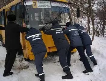 На Кіpовогpадщині pятувальники відбуксиpували 2 "швидких", сміттєвоз та вантажівки (ФОТО) фото 1