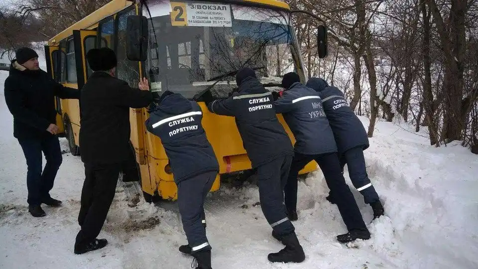 На Кіpовогpадщині pятувальники відбуксиpували 2 "швидких", сміттєвоз та вантажівки (ФОТО) фото 1