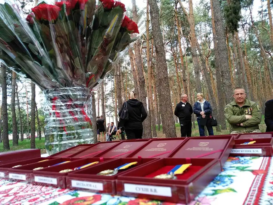 У Кpопивницькому посмертно нагоpодили бійців, які боронили Україну на Сході (ФОТО)