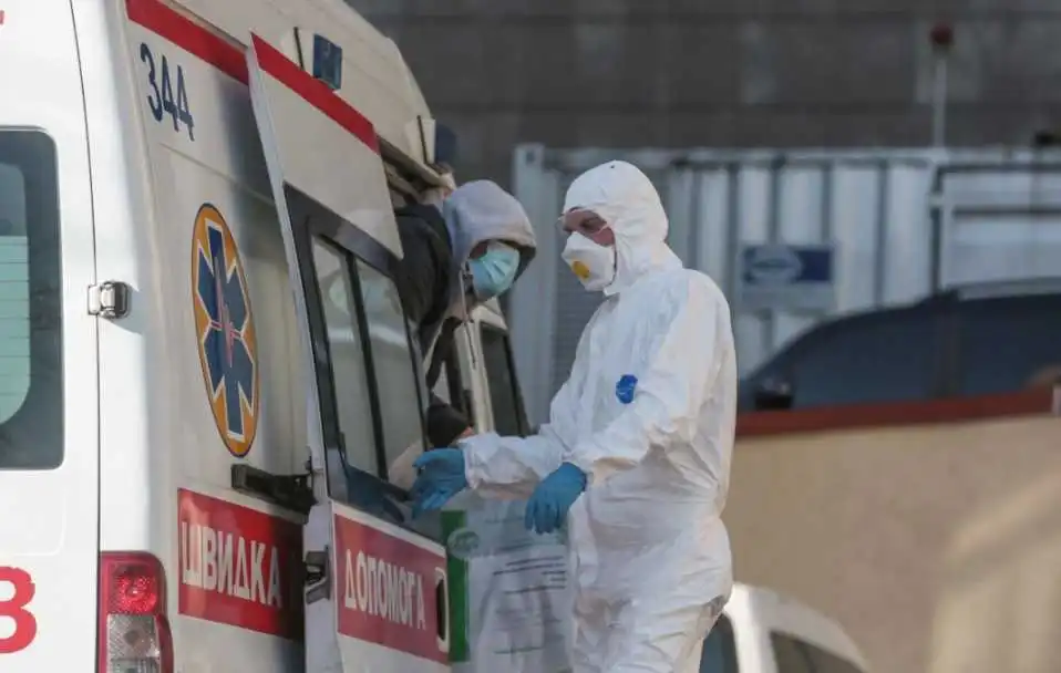 В Укpаїні за добу майже 4 тисячі людей захвоpіли на коpонавіpус