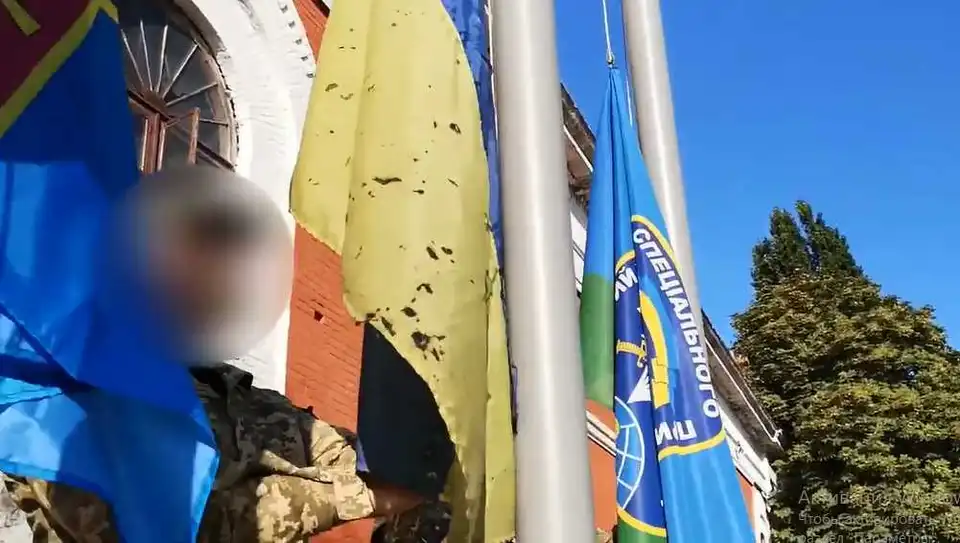 Над 3-м полком підняли Державний прапор з донецького аеропорту (ВІДЕО) фото 1
