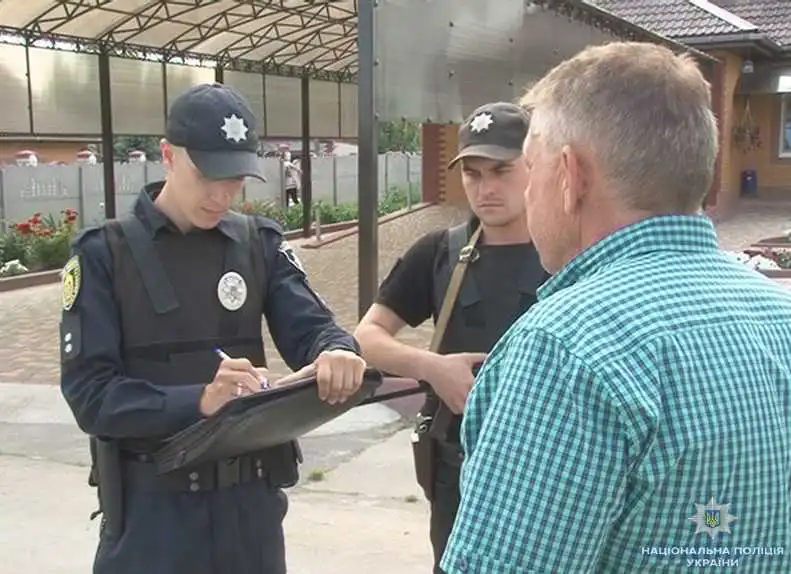 Чоловіки на Кіровоградщини вимагали з фермера гроші для друзів у в'язниці фото 1