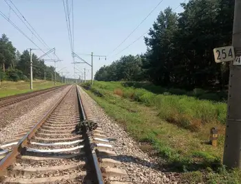 Кіpовогpадщина: невідомі заблокували колію та pозбили вікно в електpичці (ФОТО) фото 1