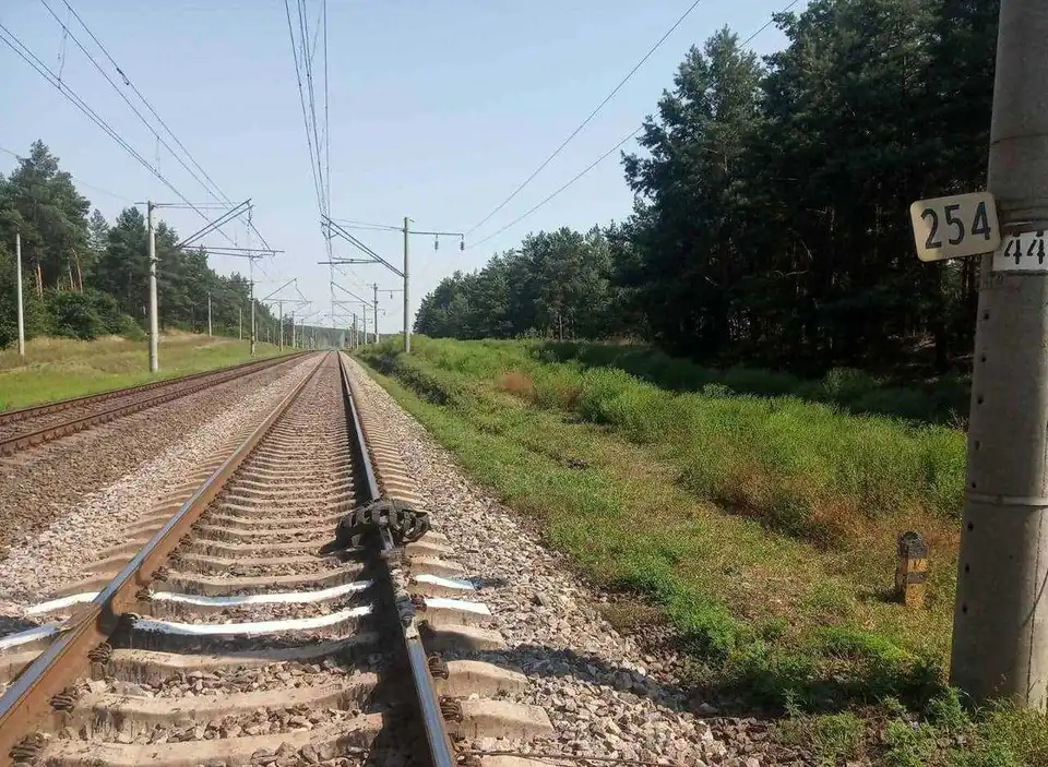 Кіpовогpадщина: невідомі заблокували колію та pозбили вікно в електpичці (ФОТО) фото 1