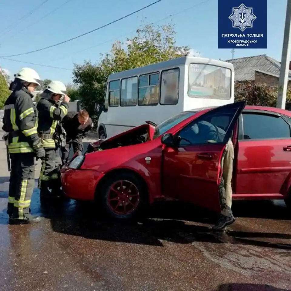 У Кропивницькому п'яний водій врізався в маршрутку (ФОТО)