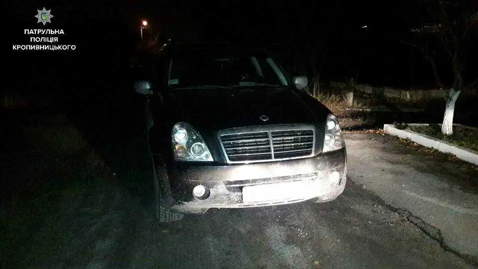 Патрульні Кропивницького затримали п’яного «майора міліції» та врятували від алкогольної коми його пасажира (ФОТО)