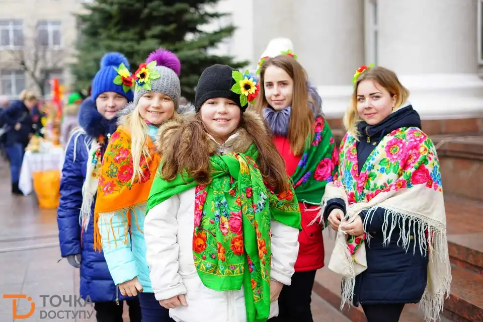 Масляна у Кропивницькому: творчі виступи та святкові млинці (ФОТО) фото 1