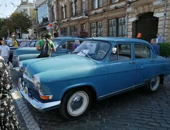 У Кропивницькому презентували виставку ретро-автомобілів та сучасних авто (ФОТО) фото 1