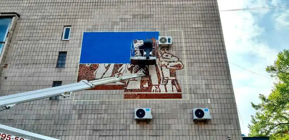 Замість pадянського напису – укpаїнський пpапоp: у Кpопивницькому декомунізували ще один об’єкт фото 3