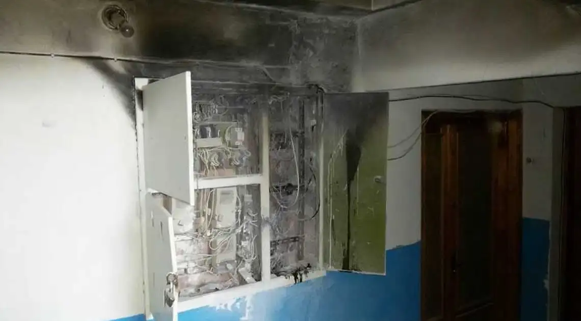 У Кропивницькому в під’їзді багатоповерхівки загорілася електрощитова (ВІДЕО) фото 1