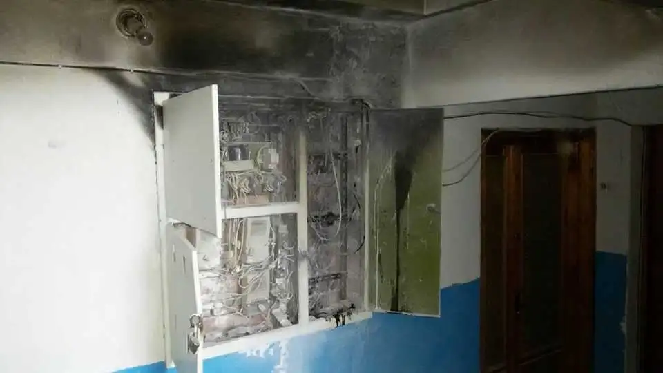 У Кропивницькому в під’їзді багатоповерхівки загорілася електрощитова (ВІДЕО) фото 1