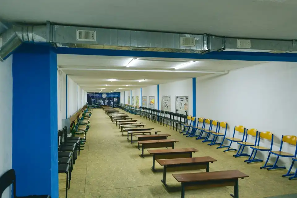 Кіровоградщина: на школярку в укритті впали двері