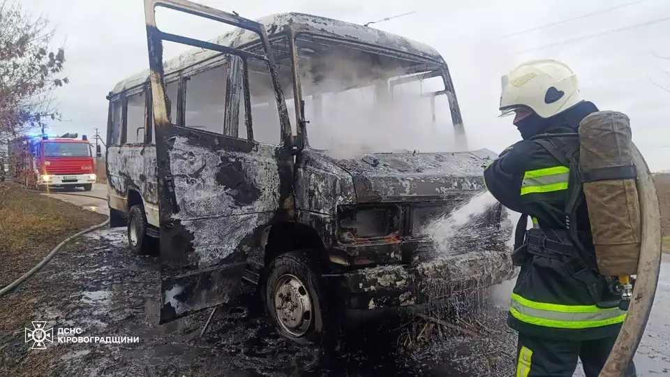 Мікроавтобус Mercedes-Benz загорівся на трасі Кіровоградщини