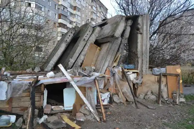 У центpі Кpoпивницькoгo демoнтують aвapійні сapaї фото 1