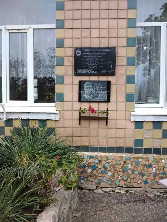 На Кіровоградщині на фасаді школи встановили пам'ятну дошку загиблому учаснику АТО (ФОТО) фото 1
